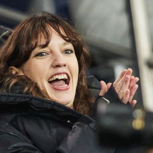 Jain - Célébrités dans les tribunes du match de Ligue 1 McDonald's opposant le Paris Saint-Germain (PSG) à Toulouse (3-0) au Parc des Princes à Paris le 22 novembre 2024. © Cyril Moreau/Bestimage