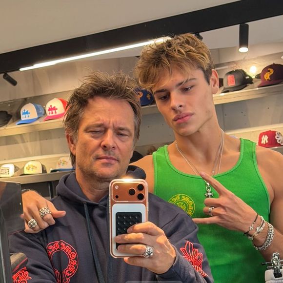 Cameron Smet a fait sensation lors de son escapade monégasque.
David Hallyday avec son fils Cameron Smet dans une boutique à Paris. Capture d'écran Instagram