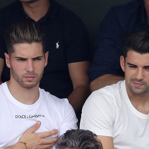 Une blessure impressionnante qui nécessite évidemment une prise en charge immédiate, du repos absolu, et qui va l'éloigner des terrains pour une durée encore indéterminée. 

Luca et Enzo Zidane dans les tribunes des Internationaux de France de Tennis de Roland Garros à Paris, le 10 juin 2018. © Dominique Jacovides - Cyril Moreau/Bestimage