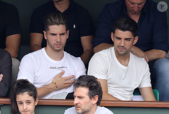 Une blessure impressionnante qui nécessite évidemment une prise en charge immédiate, du repos absolu, et qui va l'éloigner des terrains pour une durée encore indéterminée. 

Luca et Enzo Zidane dans les tribunes des Internationaux de France de Tennis de Roland Garros à Paris, le 10 juin 2018. © Dominique Jacovides - Cyril Moreau/Bestimage
