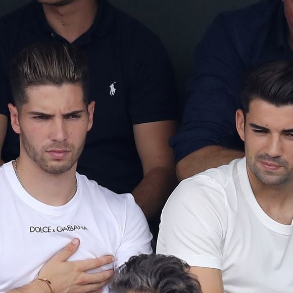 Une blessure impressionnante qui nécessite évidemment une prise en charge immédiate, du repos absolu, et qui va l'éloigner des terrains pour une durée encore indéterminée. 

Luca et Enzo Zidane dans les tribunes des Internationaux de France de Tennis de Roland Garros à Paris, le 10 juin 2018. © Dominique Jacovides - Cyril Moreau/Bestimage