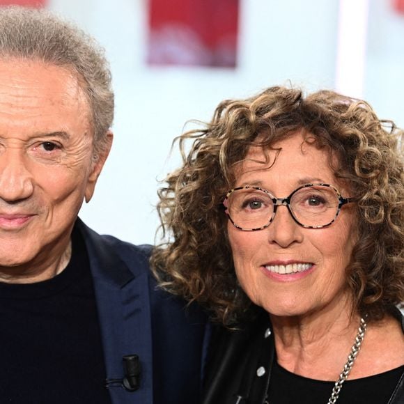 Michel Drucker et Mireille Dumas lors de l'enregistrement de l'émission "Vivement dimanche" le 9 septembre 2025. © Guillaume Gaffiot/Bestimage