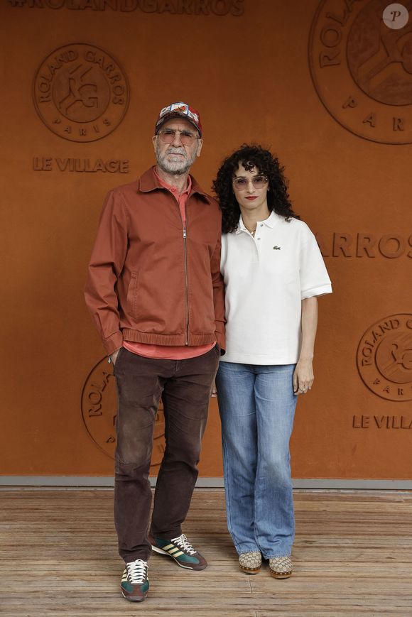 Eric Cantona et sa femme Rachida Brakni lors des Internationaux de France de Tennis de Roland Garros 2025, à Paris, France, le 7 juin 2025.

© Cyril Moreau / Bestimage
