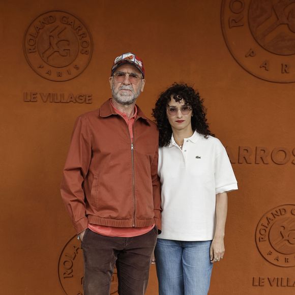 Eric Cantona et sa femme Rachida Brakni lors des Internationaux de France de Tennis de Roland Garros 2025, à Paris, France, le 7 juin 2025.

© Cyril Moreau / Bestimage