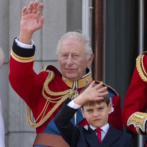 Le roi Charles III d'Angleterre, Le prince Louis de Galles, - Les membres de la famille royale britannique au balcon de Buckingham Palace lors de la cérémonie Trooping the Colour à Londres, le 14 juin 2025. Affecté par le crash du Boeing 787 Dreamliner à Ahmedabad du 12 juin, le souverain et les officiels porteront un brassard noir en hommage aux plus de 270 victimes. Bon nombre d'elles étaient des ressortissants britanniques.
© Goff Inf / Bestimage