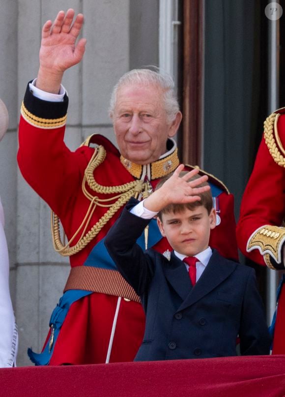 Le roi Charles III d'Angleterre, Le prince Louis de Galles, - Les membres de la famille royale britannique au balcon de Buckingham Palace lors de la cérémonie Trooping the Colour à Londres, le 14 juin 2025. Affecté par le crash du Boeing 787 Dreamliner à Ahmedabad du 12 juin, le souverain et les officiels porteront un brassard noir en hommage aux plus de 270 victimes. Bon nombre d'elles étaient des ressortissants britanniques.
© Goff Inf / Bestimage