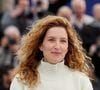 La bâtisse en pierre, entourée de deux hectares d'arbres fruitiers, propose des chambres personnalisées portant les prénoms des filles de la famille recomposée.

Julia Piaton au photocall du film "Les Caprices de l'Enfant Roi" lors du 79ème Festival International du Film de Cannes (12 - 23 mai 2026), le 15 mai 2026. 
© Jacovides / Moreau / Bestimage
