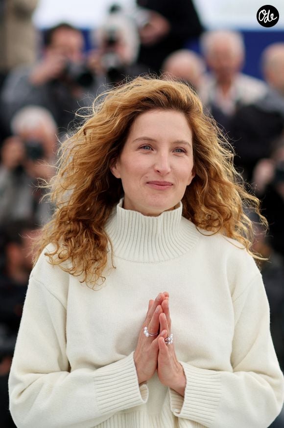 La bâtisse en pierre, entourée de deux hectares d'arbres fruitiers, propose des chambres personnalisées portant les prénoms des filles de la famille recomposée.

Julia Piaton au photocall du film "Les Caprices de l'Enfant Roi" lors du 79ème Festival International du Film de Cannes (12 - 23 mai 2026), le 15 mai 2026. 
© Jacovides / Moreau / Bestimage