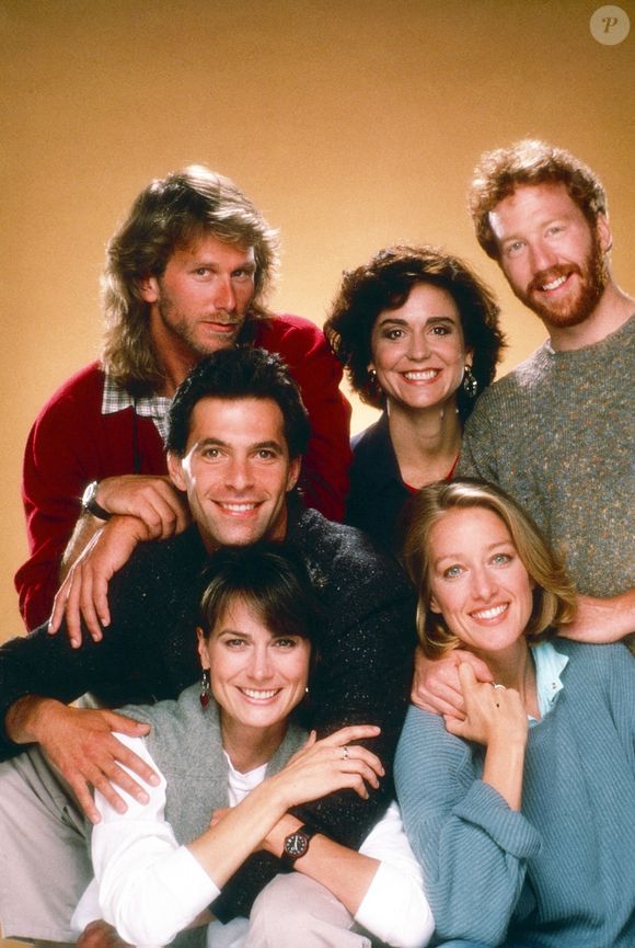 Thirty Something, dans le sens des aiguilles d'une montre, en partant du haut à gauche : Peter Horton, Polly Draper, Timothy Busfield, Patricia Wettig, Mel Harris, Ken Olin, 1987-1991. © ABC / Courtesy Everett Collection/ABACAPRESS.COM