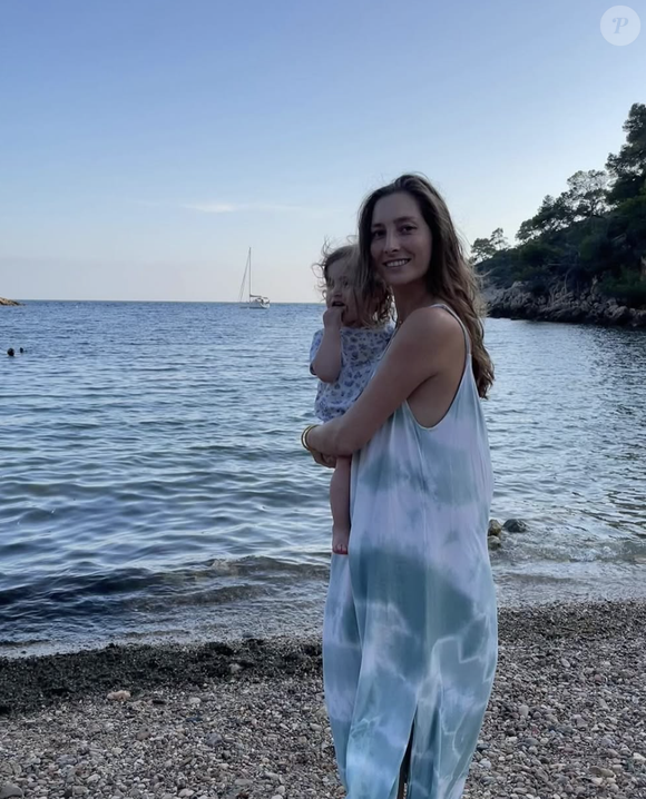 En 2023, c'est une petite fille appelée Mahalo qui venait sublimer leur quotidien.

Maxime (Koh-Lanta) marié et papa. Instagram