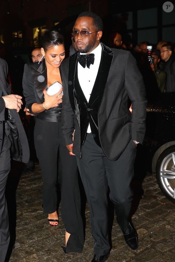 La chanteuse explique que le rappeur l’obligeait à coucher avec des hommes recrutés sur des sites de petites annonces devant lui

Cassie et son compagnon Sean Combs (Sean John, Puff Daddy, Puffy, Diddy, P. Diddy, Brother Love) sont allés diner au restaurant Craig avant d'aller à la soirée Pre-Grammy à New York, le 27 janvier 2018. Backgrid USA / Bestimage