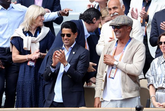 Nasser al-Khelaïfi (président du PSG) et Yannick Noah lors de la présentation du trophée de la Ligue des champions sur le court Philippe-Chatrier lors des internationaux de France de Tennis de Roland Garros 2025 (Jour 9), à Paris, France, le 2 juin 2025. © Jacovides-Moreau/Bestimage