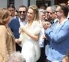 Johnny Hallyday ne se privait pas, d'ailleurs, de donner un avis catégorique sur les garçons dont Laura Smet tombait amoureuse... Son mari n'y a pas échappé
Laura Smet, sa mère Nathalie Baye et son frère David Hallyday assistant à son mariage à l'église avec Raphaël Lancrey Javal le 15 juin 2019 à l'église Notre-Dame-Des-Flots au Cap Ferret.