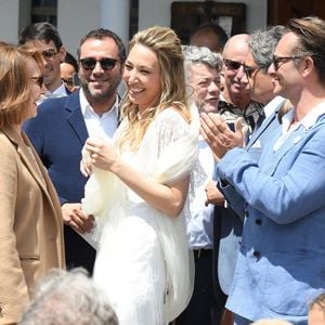 Johnny Hallyday ne se privait pas, d'ailleurs, de donner un avis catégorique sur les garçons dont Laura Smet tombait amoureuse... Son mari n'y a pas échappé
Laura Smet, sa mère Nathalie Baye et son frère David Hallyday assistant à son mariage à l'église avec Raphaël Lancrey Javal le 15 juin 2019 à l'église Notre-Dame-Des-Flots au Cap Ferret.