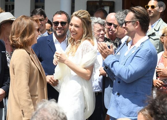 Johnny Hallyday ne se privait pas, d'ailleurs, de donner un avis catégorique sur les garçons dont Laura Smet tombait amoureuse... Son mari n'y a pas échappé
Laura Smet, sa mère Nathalie Baye et son frère David Hallyday assistant à son mariage à l'église avec Raphaël Lancrey Javal le 15 juin 2019 à l'église Notre-Dame-Des-Flots au Cap Ferret.