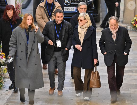 Bernard Montiel et Chantal Ladesou arrivent à l'église Notre-Dame de l'Assomption, pour la cérémonie funéraire de l'actrice française Brigitte Bardot, à Saint-Tropez, dans le sud-est de la France, le 7 janvier 2026. L'actrice française Brigitte Bardot, symbole de la libération sexuelle dans les années 1950 et 1960, qui s'est réinventée en défenseuse des droits des animaux et a embrassé des opinions d'extrême droite, est décédée le 28 décembre 2025 à l'âge de 91 ans. Photo par Julien Reynaud/APS-Medias/ABACAPRESS.COM