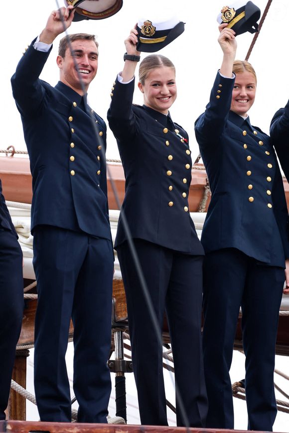 Le roi Felipe VI et la reine Letizia d'Espagne président les adieux du « Juan Sebastián de Elcano » avec l'Infante Leonor comme aspirante à Cadix - Crown Princess Leonor, Farewell ceremony on the occasion of the departure of the training ship ‘Juan Sebastián de Elcano’ in the port of Cadiz, Spain, 11 January 2025. ( DANA-No: 02576843 )