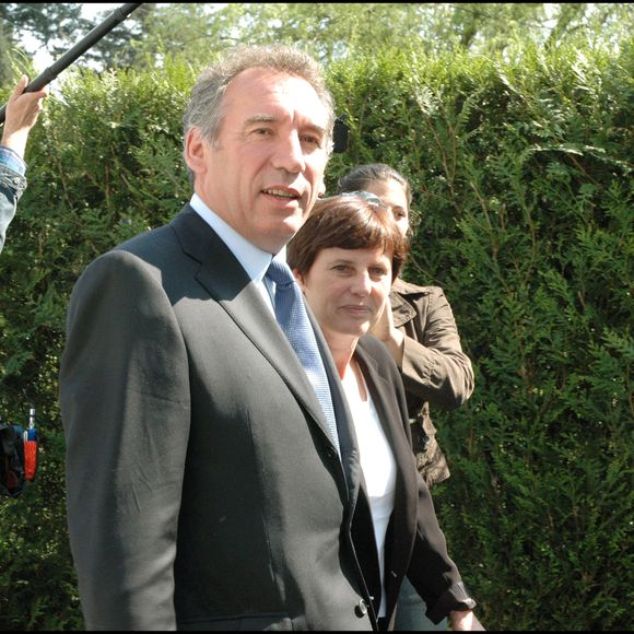 Le mariage a eu lieu alors qu'il n'était âgé que de 20 ans 
François Bayrou et sa femme Elisabeth au bureau de vote de Pau