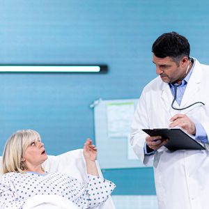 Le temps estimé nécessaire pour guérir “les trois côtes cassées, l’orteil cassé et la fracture au niveau des cervicales”, blessures que le choc lui aurait provoquées.

Exclusif - Isabelle Nanty et Arnaud Ducret - Jour 1 - Enregistrement de l'émission "La Fine Equipe : Le retour !" à Paris, diffusée le 14 janvier sur France 2. Le 3 novembre 2022
© Cyril Moreau-Tiziano Da Silva / Bestimage

SAMEDI 14 JANVIER 2023 A 21H10

LA FINE ÉQUIPE
LE RETOUR !

Productions
Carson Prod
13-34 Productions  
 Franck Saurat


Ecrit par
Pierre Palmade 

Réalisation
Julien Bloch

Après le lancement réussi du premier numéro en juin dernier, La Fine Équipe, la nouvelle création de France télévisions, revient sur France 2 pour débuter l’année sous le signe de l’humour, de la comédie et de la musique !

Orchestré par Pierre Palmade, ce divertissement original crée une nouvelle fois l’événement en réunissant une nouvelle équipe constituée de plusieurs générations d’artistes autour de sketchs inédits et de tableaux musicaux étonnants, conçus spécialement pour l’occasion !

Aux côtés de Pierre Palmade, une quarantaine d’artistes d’exception ont accepté de jouer le jeu parmi lesquels : Laurent Gerra, Michèle Bernier, Arnaud Ducret, Isabelle Nanty, Mimie Mathy, Claudio Capéo, Paul Mirabel, Isabelle Boulay, Élie Semoun, Tristan Lopin, Jenifer, Michel Fau, Claire Nadeau, Tom Villa, Sylvie Testud, Baptiste Lecaplain, Amir, Alex Lutz, Chantal Ladesou, Hélène Ségara, Olivier Sitruk, Robert Charlebois, Arielle Dombasle, Olivier De Benoist, Garou, Régis Laspalès, Patrick Fiori et beaucoup d’autres.

Dans des décors créés sur mesure, tous ces artistes formeront des duos ou des trios inédits pour interpréter des sketchs hilarants : des parodies de série TV (« Les Drôles de Dames », « Columbo », « Starsky et Hutch »), des sketchs autour de personnages célèbres (Marilyn Monroe et John Kennedy, Adam et Ève, Marie et Jésus), des nouvelles versions de sketchs mythiques (« Le colonel » de Pierre Palmade, « Le bottin » de Sylvie Joly) et beaucoup d’autres surprises…

Côté musique, des artistes de variétés seront projetés dans des tableaux musicaux spectaculaires à la rencontre des plus grandes figures de la chanson française…

La Fine Équipe, c’est le défi fou que s’est lancé Pierre Palmade avec ce casting prestigieux. Rire, générosité, bonne humeur et complicité, seront plus que jamais les maitres mots de cette soirée inédite.