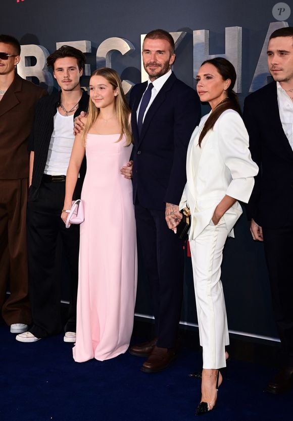 Harper Beckham,David Beckham & Victoria Beckham à l'avant-première Netflix de la série documentaire 'Beckham' à Londres, le 3 octobre 2023. AGENCE / BESTIMAGE
