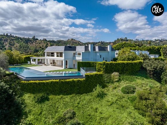 L’ancienne propriété de Ben Affleck et Jennifer Lopez à Beverly Hills s’étend sur près de deux hectares. La résidence compte 12 chambres, 24 salles de bains, une piscine à débordement, un vaste complexe sportif et un garage pouvant accueillir 12 voitures. Crédit photo : Simon Berlyn.