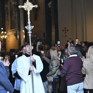 Sorties des obsèques de Loana Petrucciani dans la cathédrale Sainte-Réparate à Nice le 10 avril 2026. L'ancienne star de téléréalité a été retrouvée morte dans son appartement niçois par les autorités, le 25 mars dernier. © Bruno Bebert/Bestimage