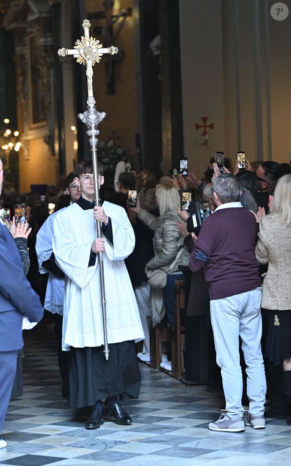 Sorties des obsèques de Loana Petrucciani dans la cathédrale Sainte-Réparate à Nice le 10 avril 2026. L'ancienne star de téléréalité a été retrouvée morte dans son appartement niçois par les autorités, le 25 mars dernier. © Bruno Bebert/Bestimage