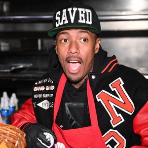 Nick Cannon, Nicole Eggert et Toks Olagundoye distribuent un repas de Noël aux sans-abri du quartier de Skid Row le 20 décembre 2024 à la Mission de Los Angeles à Los Angeles, CA, USA le 20 décembre 2024. Photo by London Entertainment/Splash News/ABACAPRESS.COM