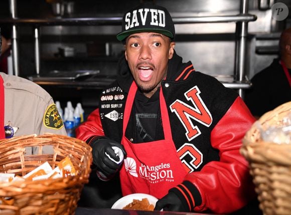 Nick Cannon, Nicole Eggert et Toks Olagundoye distribuent un repas de Noël aux sans-abri du quartier de Skid Row le 20 décembre 2024 à la Mission de Los Angeles à Los Angeles, CA, USA le 20 décembre 2024. Photo by London Entertainment/Splash News/ABACAPRESS.COM