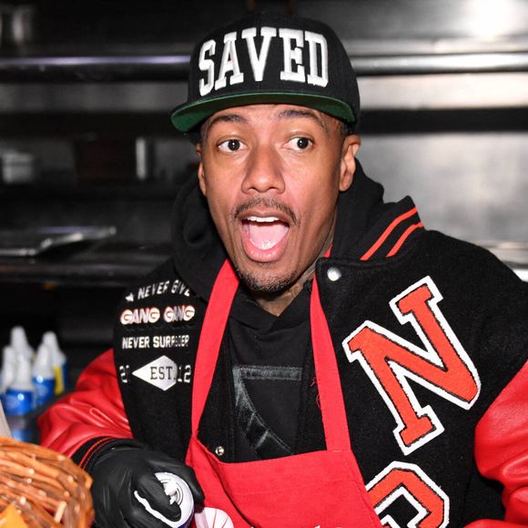 Nick Cannon, Nicole Eggert et Toks Olagundoye distribuent un repas de Noël aux sans-abri du quartier de Skid Row le 20 décembre 2024 à la Mission de Los Angeles à Los Angeles, CA, USA le 20 décembre 2024. Photo by London Entertainment/Splash News/ABACAPRESS.COM