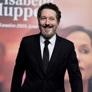 Guillaume Gallienne au photocall de la cérémonie de remise du prix lumière de la 16ème édition du Festival Lumière à l'Amphithéâtre - Centre de Congrès à Lyon, France, le 18 octobre 2024. © Dominique Jacovides/Bestimage