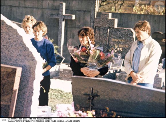 Christine Villemin se recueille sur la tombe de son fils - 17/10/1985 © DOMINIQUE JACOVIDES / BESTIMAGE