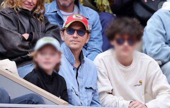 Le chanteur Raphaël et ses enfants dans les tribunes lors des Internationaux de France de Tennis de Roland Garros 2025, à Paris, France, le 27 mai 2025. © Jacovides-Moreau/Bestimage
