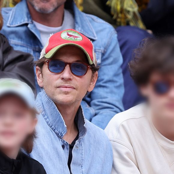 Le chanteur Raphaël et ses enfants dans les tribunes lors des Internationaux de France de Tennis de Roland Garros 2025, à Paris, France, le 27 mai 2025. © Jacovides-Moreau/Bestimage