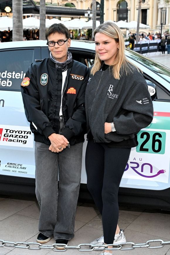 Camille Gottlieb a fait la fierté de sa maman Stéphanie de Monaco

Camille Gottlieb, la fille de la princesse Stéphanie et de Jean Raymond Gottlieb, est au départ du 9ème E-Rallye de Monte-Carlo, en tant que co-pilote de son amie Margaux Grundstein au volant d'une volvo, sur la place du Casino à Monaco, le 15 octobre 2025. © Bruno Bebert / Bestimage