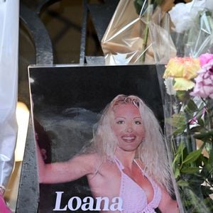 Ils rendront hommage à Loana en pensée.

Illustration des fleurs déposées devant l'immeuble de Loana Petrucciani à Nice le 30 mars 2026., 5 jours après que les pompiers l'ont découvert sans vie dans son appartement de la rue Gounod à Nice. © Bruno Bebert / Bestimage