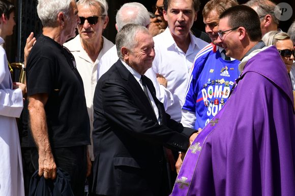 Raymond Domenech et Jean-Michel Aulas à la sortie des Obsèques de Bernard Lacombe en l'église Saint-Louis de Fontaines-sur-Saône près de Lyon, France, le 25 juin 2025. © Romain Doucelin/Bestimage
