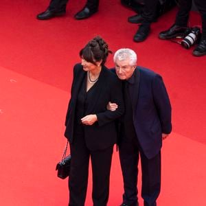 Tout en soulignant : "J’ai appelé mon petit frère, Yannick, pour lui proposer de m’accompagner dans ma visite d’une dizaine de maisons. Celle-là était, à première vue, loin de la bâtisse de mes rêves, que j’imaginais avec des pierres, du caractère".

Valérie Perrin et son mari Claude Lelouch - Montée des marches du film « Partir un jour » pour la cérémonie d’ouverture du 78ème Festival International du Film de Cannes, au Palais des Festivals à Cannes. Le 13 mai 2025 © Olivier Borde / Bestimage