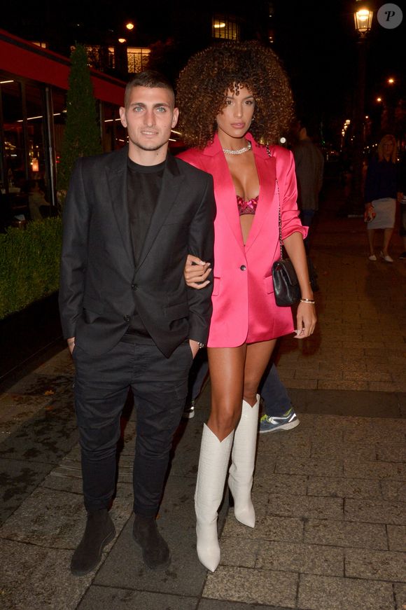 Il faut compter entre 18 et 39 euros pour des pâtes, entre 13 et 39 euros pour des pizzas.

Marco Verratti et Jessica Aidi assistent au Grand Diner au restaurant Fouquets à Paris, France, le 23 septembre 2019. Photo by Julien Reynaud/APS-Medias/ABACAPRESS.COM