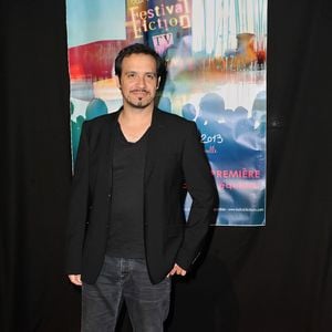 Alexandre Astier arrive sur le tapis rouge de la cérémonie de clôture du 15e Festival De La Fiction TV de La Rochelle le 14 septembre 2013. Agence / Bestimage