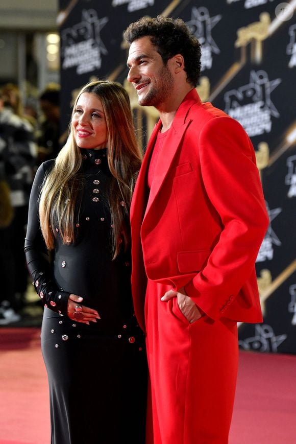 Amir et sa femme Lital, enceinte de leur troisième enfant, au photocall de la 26ème édition des NRJ Music Awards à Cannes, le 1er novembre 2024. Mariés depuis dix ans, Amir et Lital Haddad vont prochainement agrandir la famille, déjà composée de leurs enfants, Mikhaël et Or. 
© Bebert / Guignebourg / Bestimage