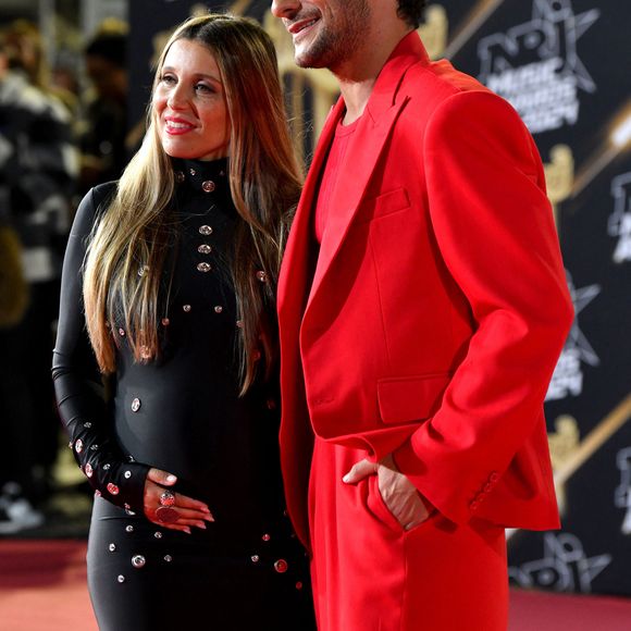 Amir et sa femme Lital, enceinte de leur troisième enfant, au photocall de la 26ème édition des NRJ Music Awards à Cannes, le 1er novembre 2024. Mariés depuis dix ans, Amir et Lital Haddad vont prochainement agrandir la famille, déjà composée de leurs enfants, Mikhaël et Or. 
© Bebert / Guignebourg / Bestimage