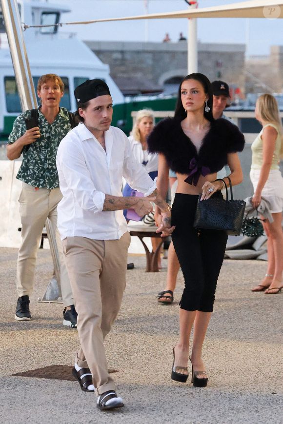 Brooklyn Beckham et Nicola Peltz étaient magnifiques lors de leur sortie à Saint-Tropez, vêtues d'élégantes tenues d'été. Nicola a attiré l'attention avec une mystérieuse bague à la main, suscitant des spéculations parmi les fans. Saint-Tropez, France, le 18 juillet 2025. Photo by Aissaoui Nacer/Splash News/ABACAPRESS.COM