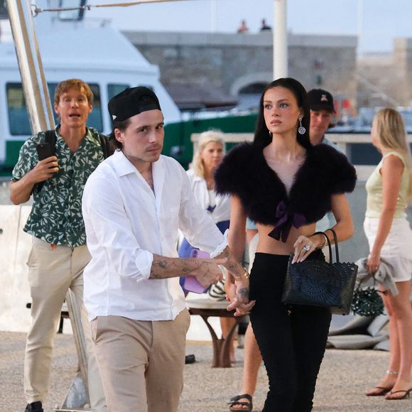 Brooklyn Beckham et Nicola Peltz étaient magnifiques lors de leur sortie à Saint-Tropez, vêtues d'élégantes tenues d'été. Nicola a attiré l'attention avec une mystérieuse bague à la main, suscitant des spéculations parmi les fans. Saint-Tropez, France, le 18 juillet 2025. Photo by Aissaoui Nacer/Splash News/ABACAPRESS.COM