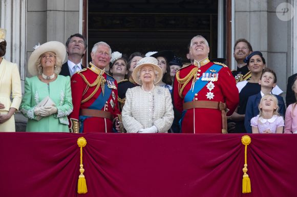Charles III souhaite renouer avec son fils, mais le prince William semble rester très réticent en raison des révélations passées.

Camilla Parker Bowles, le prince William, Kate Middleton,  le prince Harry, duc de Sussex, Meghan Markle, duchesse de Sussex, Elizabeth II - La famille royale au balcon du palais de Buckingham lors de la parade Trooping the Colour 2019, célébrant le 93ème anniversaire de la reine Elisabeth II, Londres, le 8 juin 2019. Photo par EXPRESS SYNDICATION / BESTIMAGE
