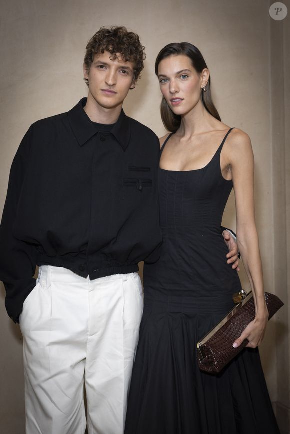Aliocha Schneider et Charlotte Cardin - Photocall du défilé Jacquemus au 51 rue Raynouard lors de la Fashion Week Masculine prêt-à-porter Automne/Hiver 2025-2026 à Paris, le 26 janvier 2025. 
© Olivier Borde / Bestimage