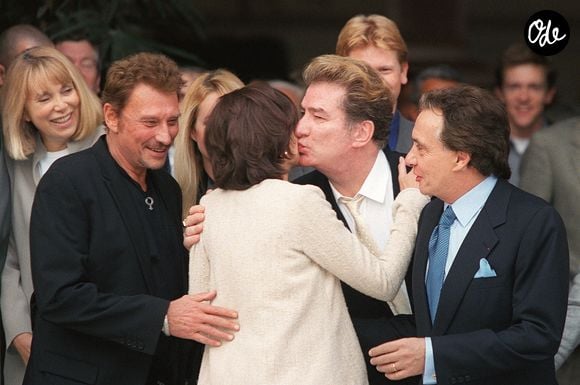 En effet, Michel Sardou pouvait compter ce jour-là sur ses amis Johnny Hallyday et Eddy Mitchell, qui étaient ses témoins...

Mireille Darc, Johnny Hallyday et Eddy Mitchell au mariage civil de Michel Sardou et Anne-Marie Périer, Neuilly, 11/10/99. Crédit Abaca