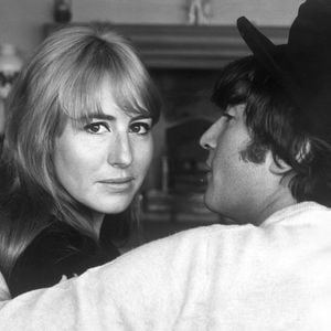 C'est le fils que Lennon avait eu avec Cynthia.

Photo de John et Cynthia Lennon. Photo by United Archives/DPA/ABACAPRESS.COM