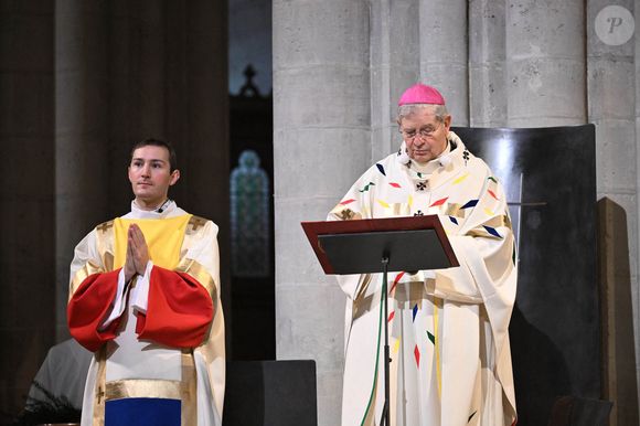 L'archevêque de Paris Laurent Ulrich pendant la première messe publique au cours de laquelle l'archevêque de Paris dirigera les prières pour consacrer le nouvel autel principal, à la cathédrale Notre-Dame de Paris, à Paris, le 8 décembre 2024. Photo by Eliot Blondet/ABACAPRESS.COM