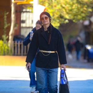 Ce jour-là, la comédienne a été vue en train de promener en toute décontraction dans les rues de New-York avant de jouer dans la pièce "Our Town" au théâtre Barrymore. 

EXCLUSIF - New York, NY - Katie Holmes a été aperçue lors d'une promenade matinale le jour de son 46e anniversaire, dans une tenue décontractée et chic.